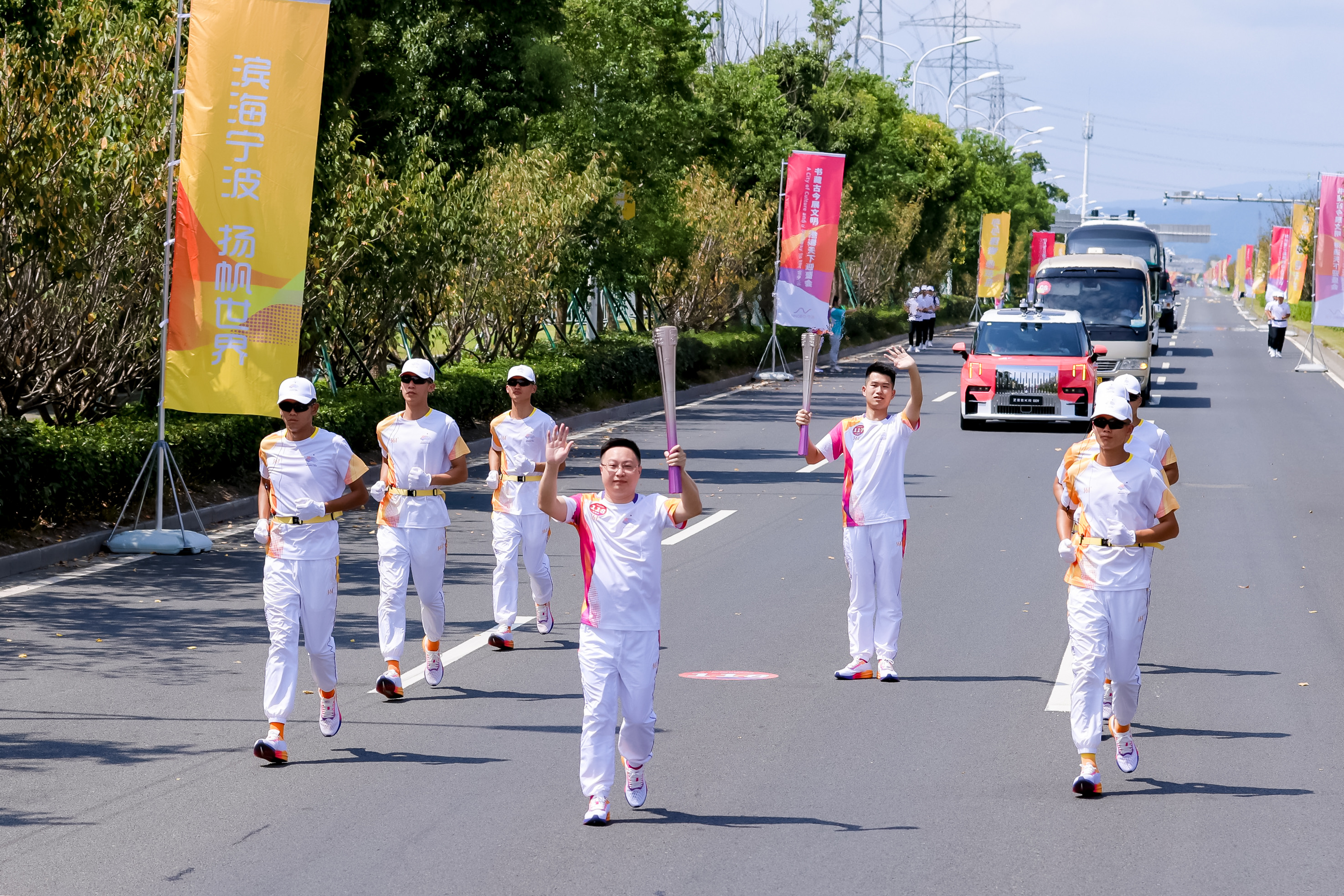 以亚运之窗展国茶之韵丨4556银河国际在线董事长陈星参加杭州亚运会火炬传递活动